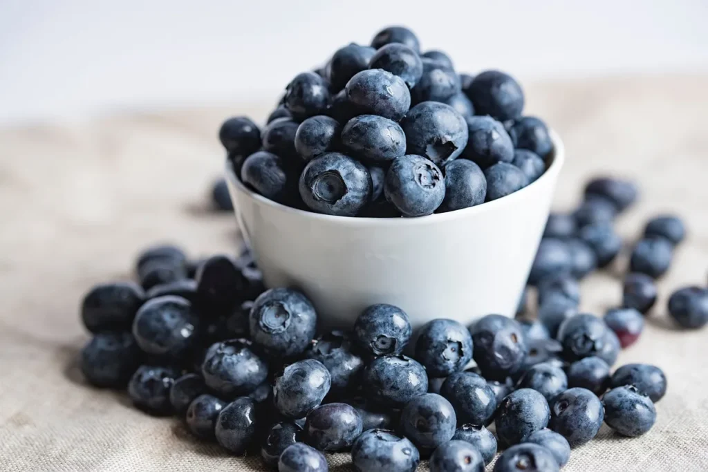 2.블루베리 중년 건강에 놀라운 비밀(당뇨,심혈관) 1 a bowl of blueberries on a table
