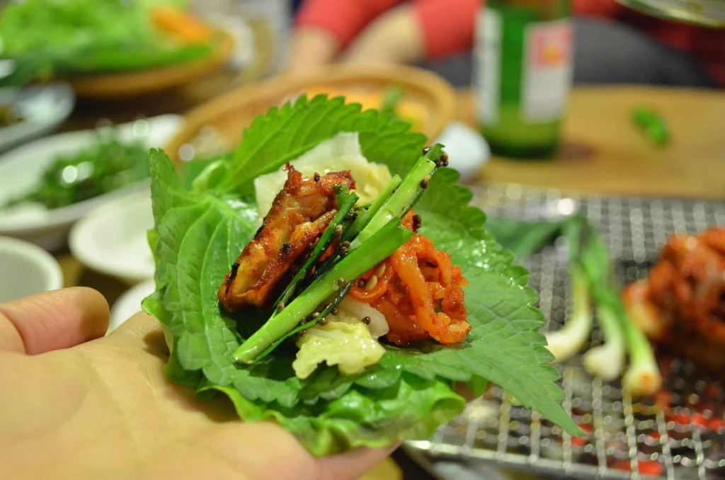 8. 깻잎의 숨은 힘 5가지: 우리가 몰랐던 건강비밀 2 깻잎-고기-쌈